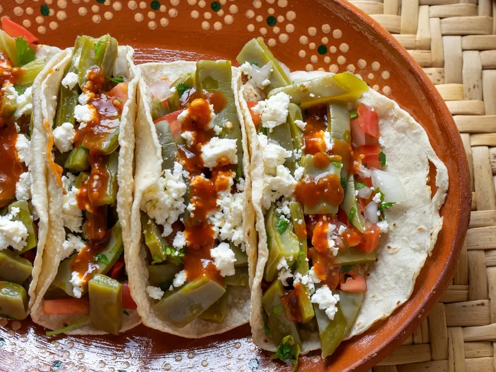Insalata messicana. Contiene nopal, verdura tratta dai giovani segmenti dell’opuntia
