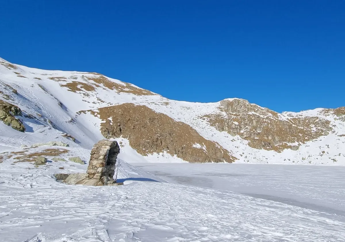Il lago Moro e il Passo di Valcervia d’inverno