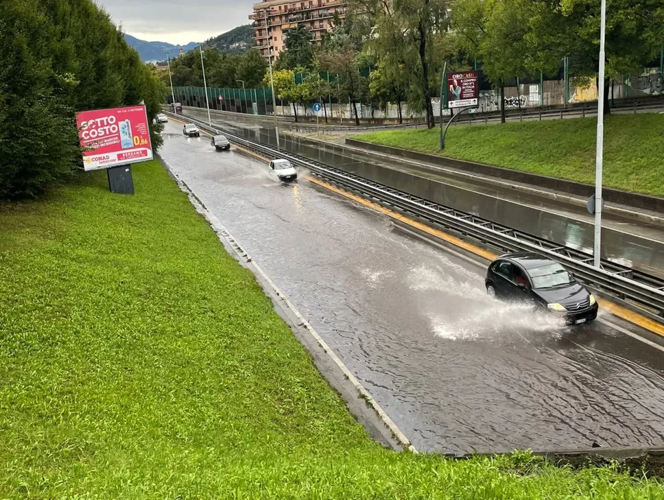 Allagata anche la strada provinciale 470 a Bergamo sotto la rotonda di Monterosso in direzione Rondò delle Valli