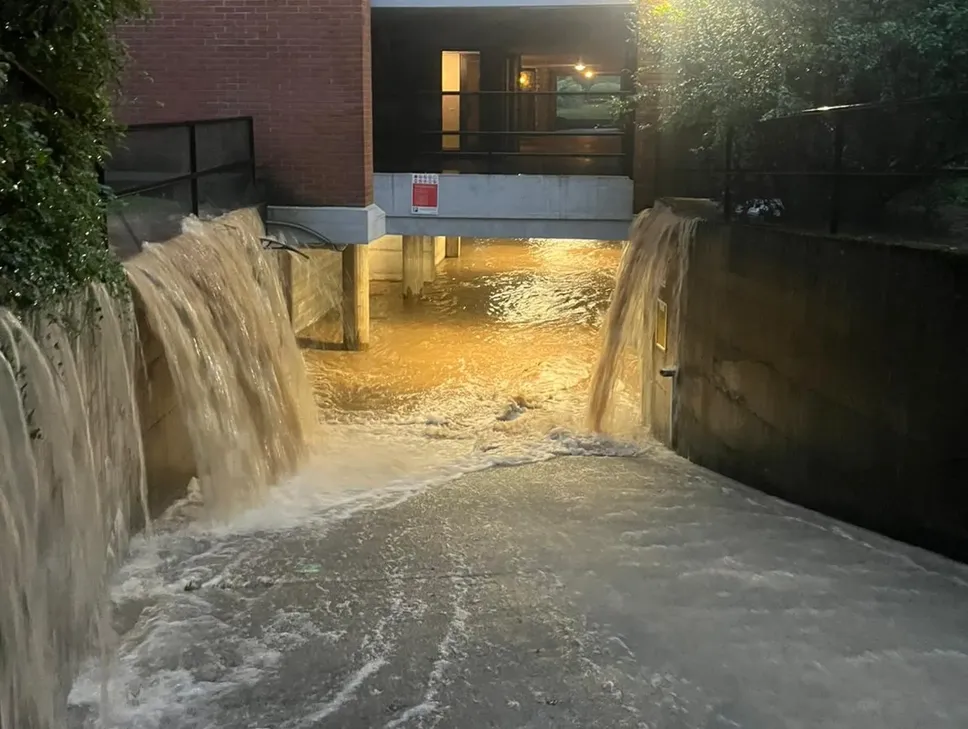 Un fiume di acqua entra nei garage di via don Guanella nel quartiere di Redona a Bergamo