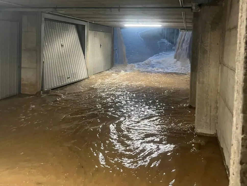 Un fiume di acqua entra nei garage di via don Guanella nel quartiere di Redona a Bergamo