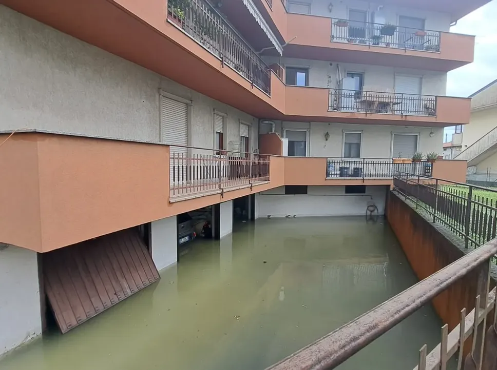 Garage allagati a Arcene in via Vinci