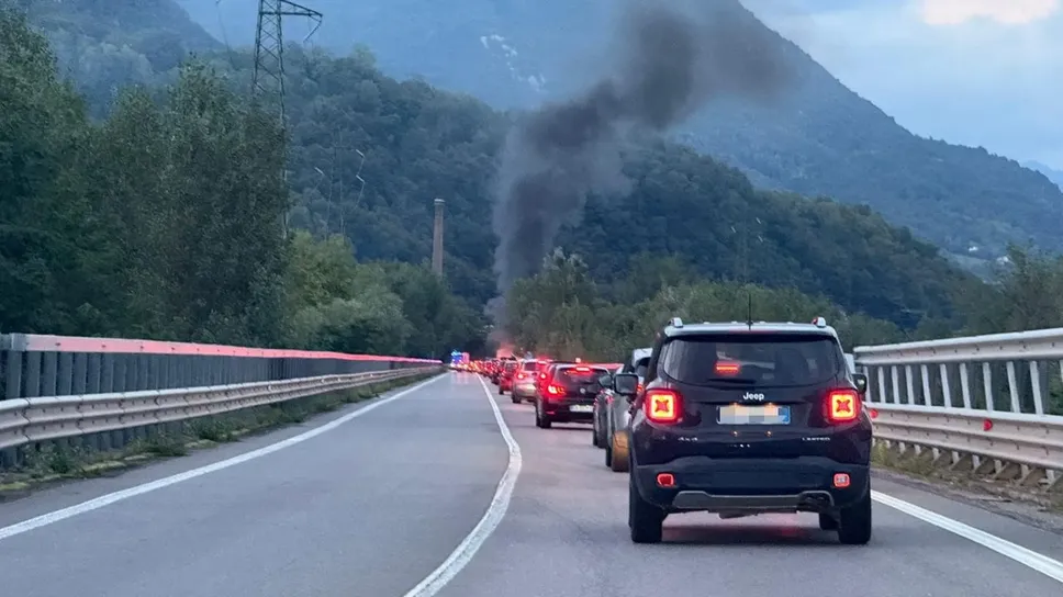 La coda e la colonna di fumo nero