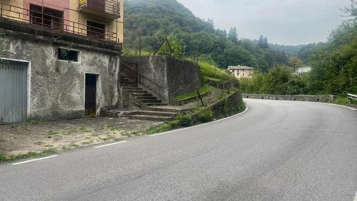 https://storage.ecodibergamo.it/media/photologue/2025/9/10/photos/cache/schianto-frontale-tra-moto-e-autocarro-migliora-il-20enne-ferito-ad-algua_1cbe1328-8dba-11f0-9b1b-59e071c2bee2_1920_1080_v3_large_16_9.webp