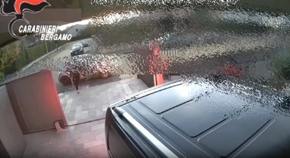 Un frame del raid intimidatorio nell’ambito tentata estorsione ai danni di un imprenditore bergamasco, ripreso dalle telecamere dell’abitazione dell’uomo Un frame del raid intimidatorio nell’ambito tentata estorsione ai danni di un imprenditore bergamasco, ripreso dalle telecamere dell’abitazione dell’uomo