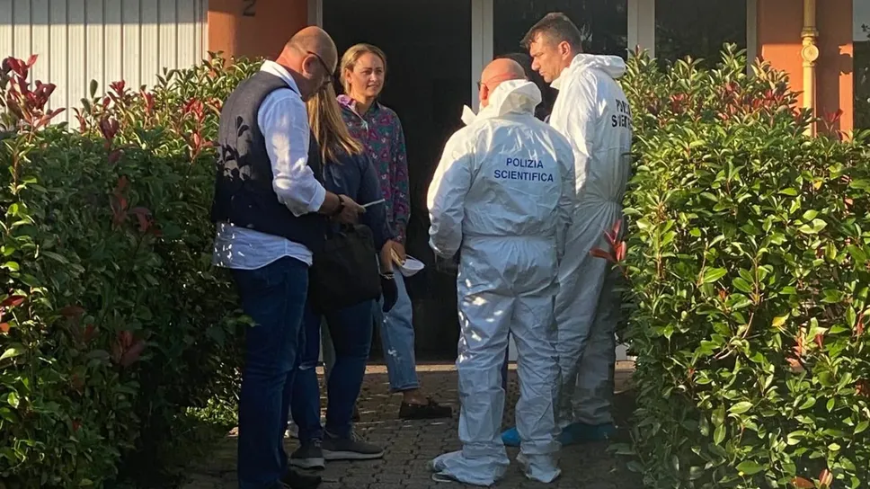 La polizia scientifica intervenuta  nell’abitazione