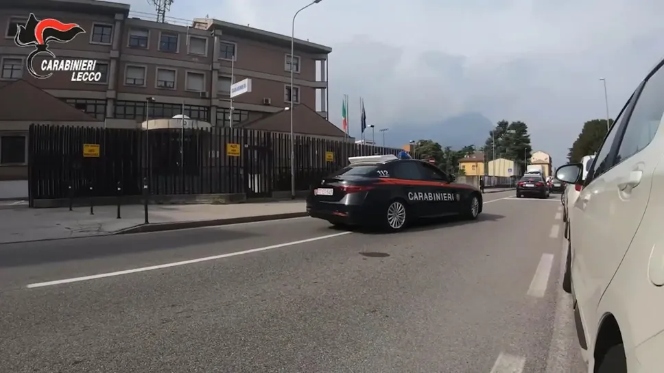 Un frame, tratto da un video dei Carabinieri, relativo all’arresto del trapper Baby Gang, nell’ambito di un’indagine della Procura di Lecco, perché trovato in possesso di una pistola mentre era in una camera di un albergo a Milano