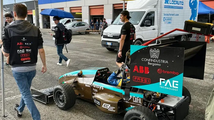 https://storage.ecodibergamo.it/media/photologue/2025/9/12/photos/cache/formula-sae-sabato-in-pista-lauto-elettrica-made-in-bergamo_034ac156-8fc8-11f0-9b1b-59e071c2bee2_1920_1080_v3_large_16_9.webp
