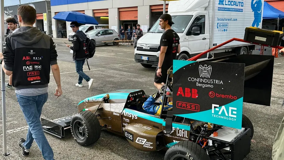 La monoposto del team E-Racing Bergamo in pista a Varano