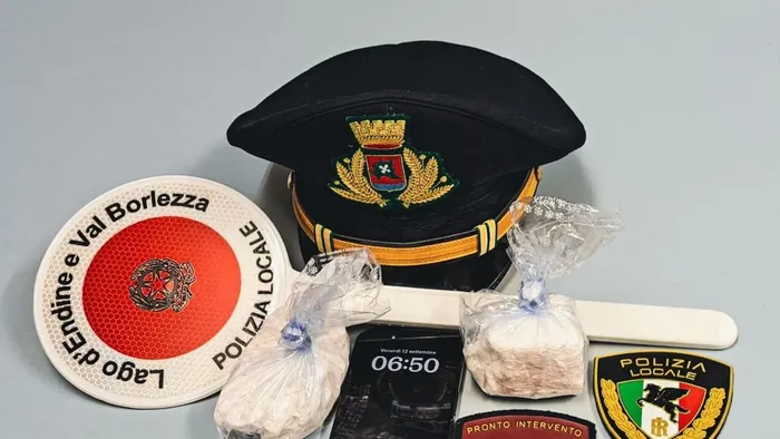 Fuga sulla Statale 42, abbandona l’auto e scappa nei boschi: arrestato 21enne con 200 grammi di cocaina