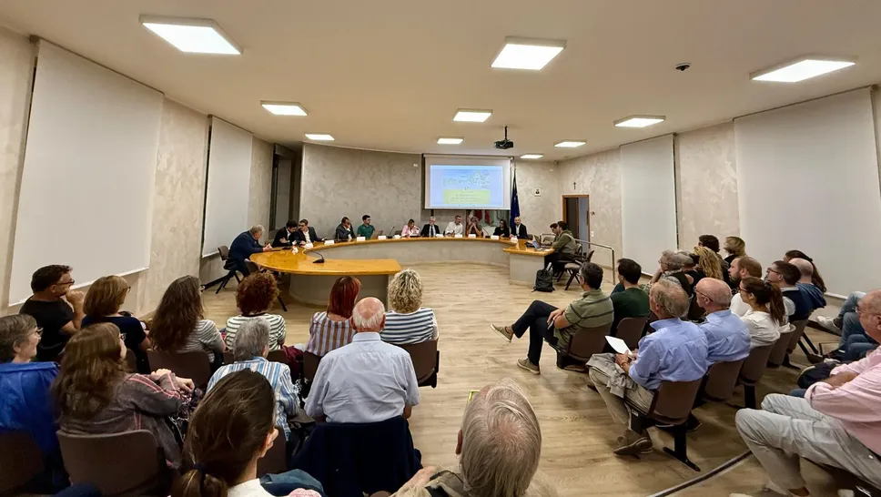 L’assemblea pubblica a Torre Boldone L’assemblea pubblica a Torre Boldone