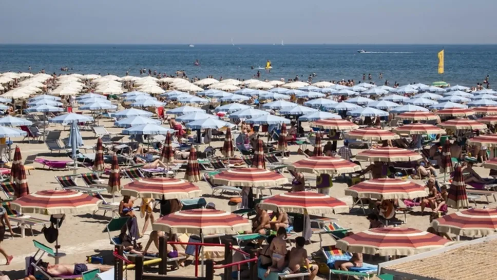 La spiaggia riminese in una foto d’archivio