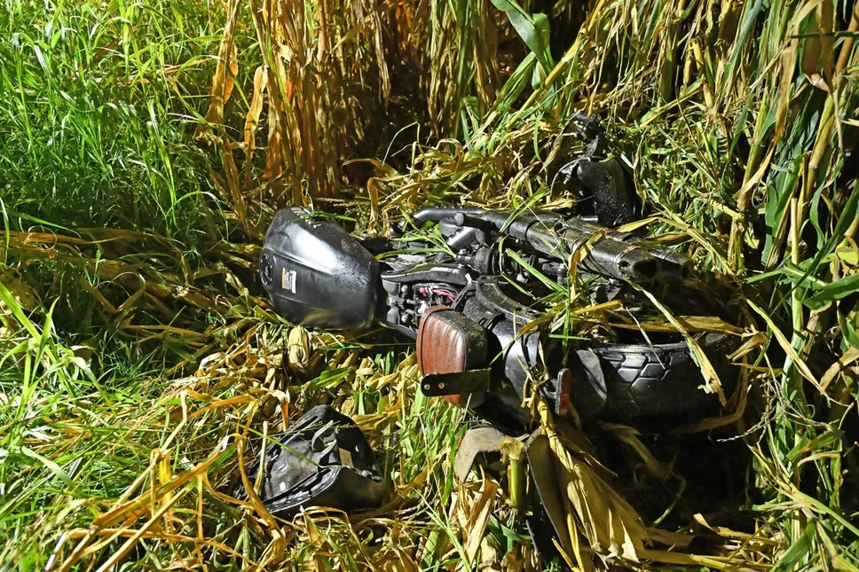 La moto ha terminato la sua corsa in un campo di grano