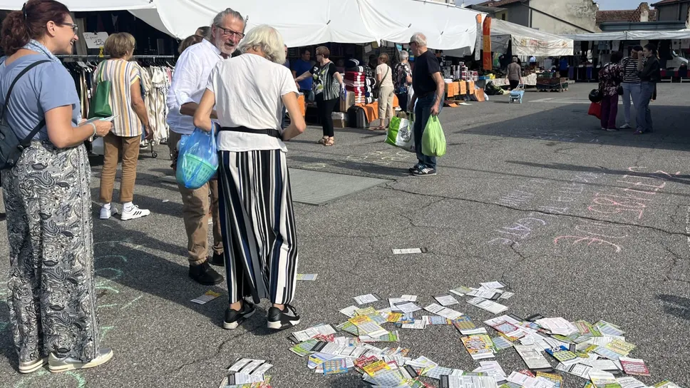 I Gratta e vinci a terra per il flash-mob