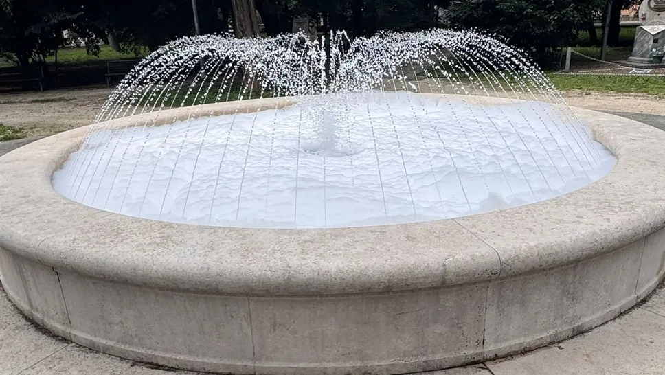 La fontana di via Dante a Seriate piena di schiuma bianca La fontana di via Dante a Seriate piena di schiuma bianca