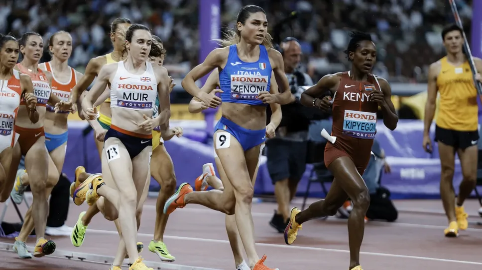 Marta Zenoni, in maglia azzurra, durante le batterie dei 1.500 metri ai Mondiali di atletica di Tokyo