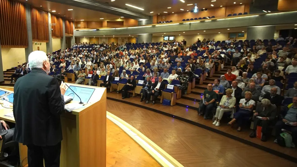 L’intervento del Vescovo Francesco Beschi nell’auditorium del Seminario davanti a una platea di oltre 500 persone L’intervento del Vescovo Francesco Beschi nell’auditorium del Seminario davanti a una platea di oltre 500 persone