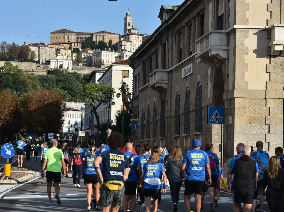 In cammino e di corsa per le vie della città