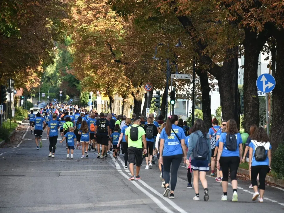 In cammino e di corsa per le vie della città