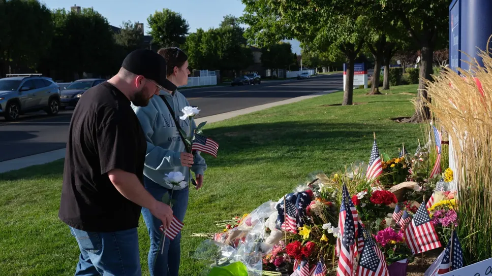 Fiori e bandiere statunitensi dove è stato ucciso Charlie Kirk, nello Stato dello Utah Fiori e bandiere statunitensi dove è stato ucciso Charlie Kirk, nello Stato dello Utah