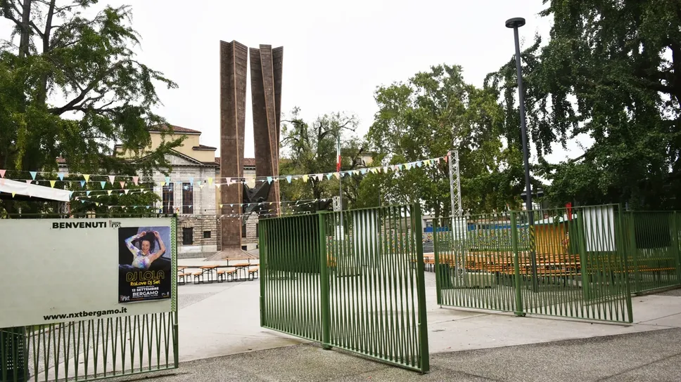L’ingresso di piazzale Alpini da viale Papa Giovanni  Bedolis