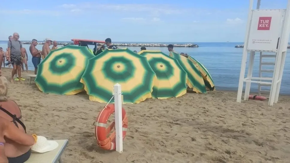 Le fasi del soccorso all’anziano, domenica 14 settembre in spiaggia a Gabicce Mare