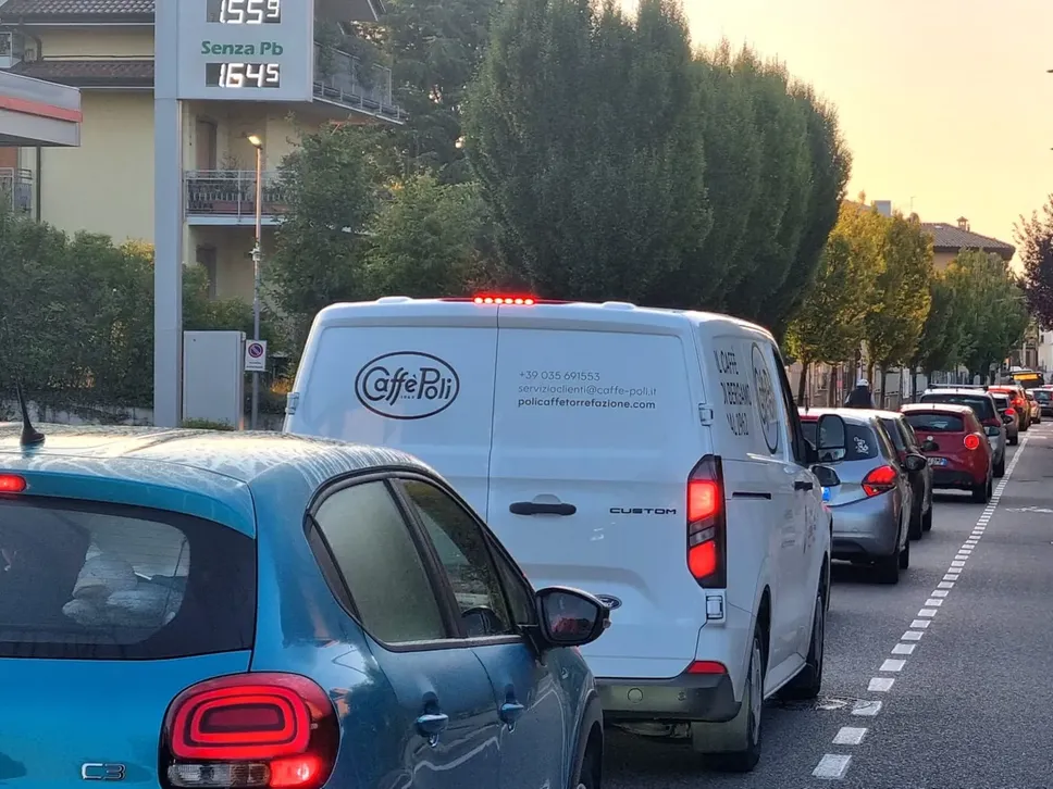 Il traffico in via Ruggeri da Stabello nella mattinata di lunedì 15 settembre
