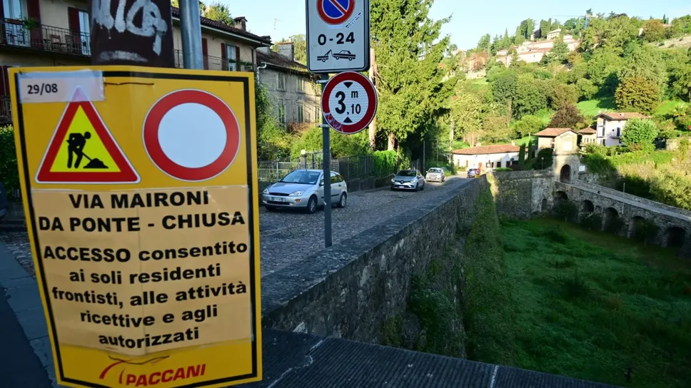 Riaperto lo scavalco di Città Alta da via Maironi da Ponte: traffico moderato verso Città Alta e cartelli ancora presenti per indicare i lavori Riaperto lo scavalco di Città Alta da via Maironi da Ponte: traffico moderato verso Città Alta e cartelli ancora presenti per indicare i lavori