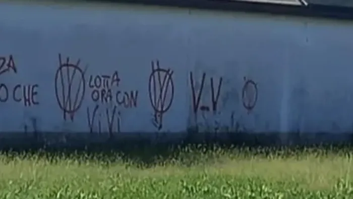 https://storage.ecodibergamo.it/media/photologue/2025/9/15/photos/cache/scritte-no-vax-a-mornico-la-condanna-del-comune-si-cercano-gli-autori_e9212a8e-9244-11f0-be4a-52bc0314f690_1920_1080_v3_large_16_9.webp