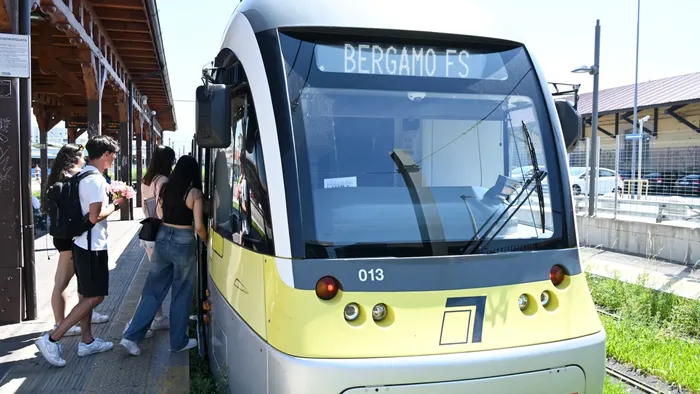https://storage.ecodibergamo.it/media/photologue/2025/9/15/photos/cache/spray-urticante-sui-tram-tra-bergamo-e-albino-al-vaglio-le-riprese-delle-teleca_092f3ef4-923d-11f0-be4a-52bc0314f690_1920_1080_v3_large_16_9.webp