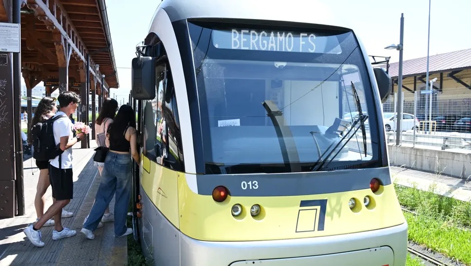 Uno dei tram in partenza dalla stazione di Bergamo Uno dei tram in partenza dalla stazione di Bergamo
