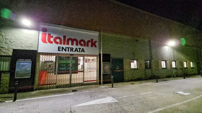 https://storage.ecodibergamo.it/media/photologue/2025/9/15/photos/cache/truffa-al-supermercato-poi-investe-il-suo-inseguitore-e-caccia-al-fuggitivo-g_6e3cd8a4-927b-11f0-be4a-52bc0314f690_1920_1080_v3_large_16_9.webp