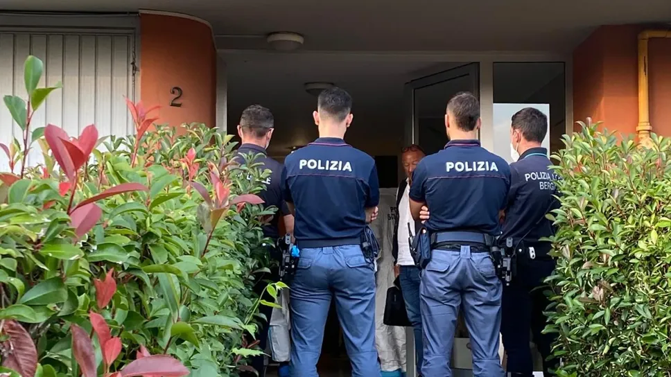 Forze dell’ordine in via De Gasperi a Bergamo Forze dell’ordine in via De Gasperi a Bergamo