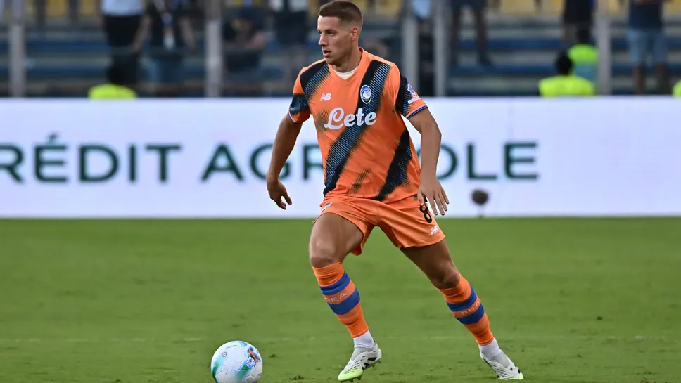 Mario Pasalic in azione nella gara contro il Parma. Il jolly croato, che ha raggiunto 300 presenze con la maglia dell’Atalanta in occasione della gara contro il Lecce, potrebbe giocare da trequartista o da mezzapunta mercoledì 17 al Parco dei Principi contro il Psg nella prima stagionale in Champions League