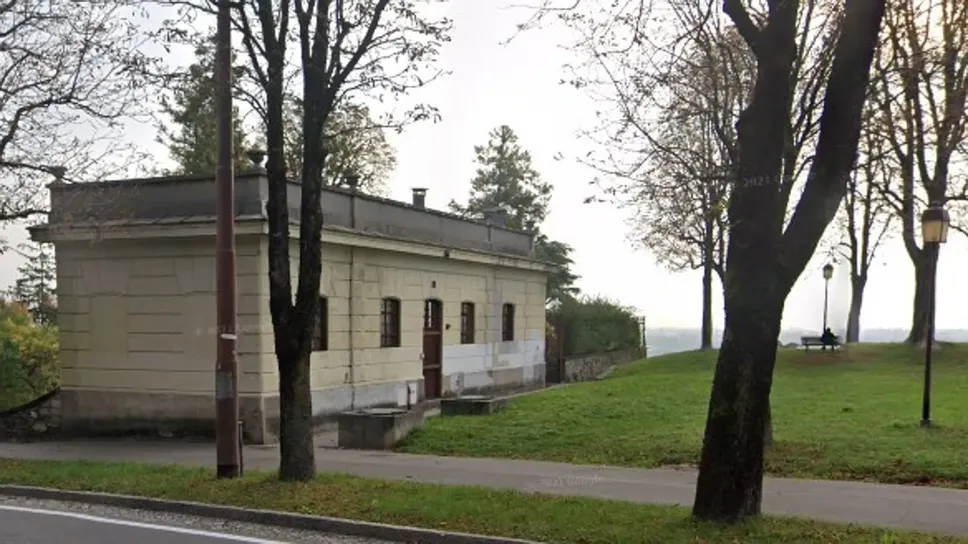 L’ex casa del custode dell’acquedotto lungo viale delle Mura
