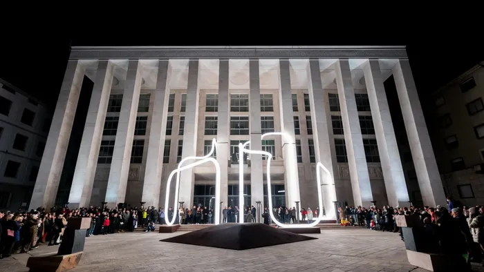 «Lights on» lascia Piazza della Libertà: il riallestimento alla nuova sede Gamec