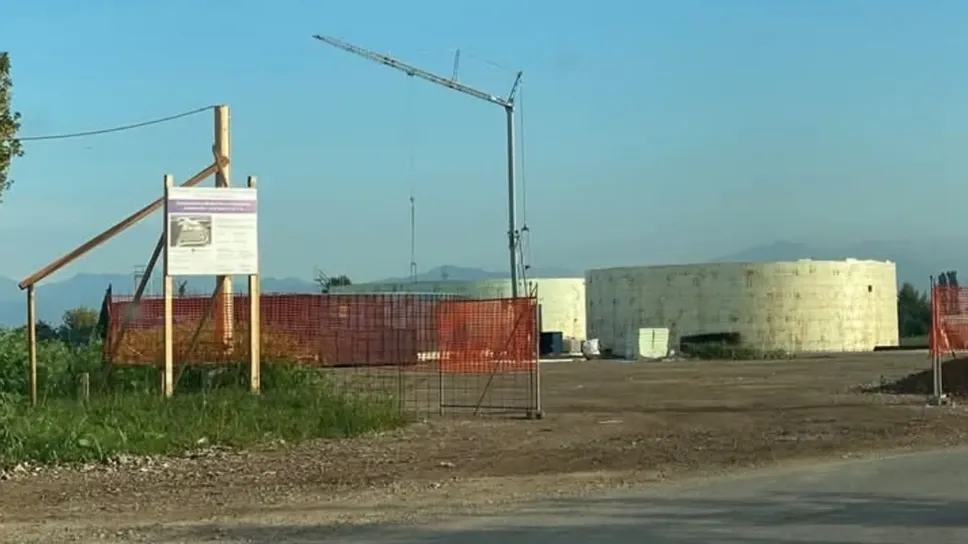 Le vasche dell’impianto di biometano in costruzione a Brignano, in via Spirano Le vasche dell’impianto di biometano in costruzione a Brignano, in via Spirano