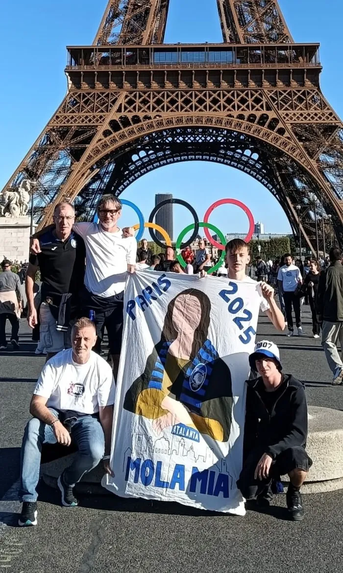 Lo striscione di Gabriele Prometti sotto la Torre Eiffel a Parigi