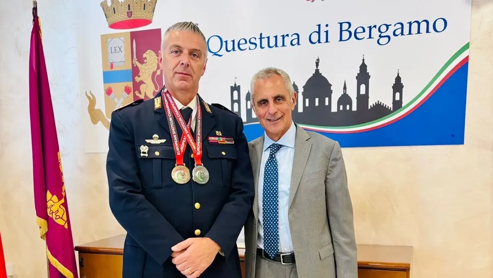 Il vice sovrintendente Massimo Zucchelli con il questore Andrea Valentino Il vice sovrintendente Massimo Zucchelli con il questore Andrea Valentino