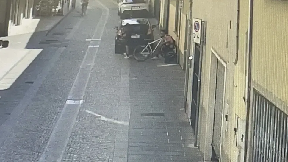 Ripreso il furto della bicicletta Ripreso il furto della bicicletta
