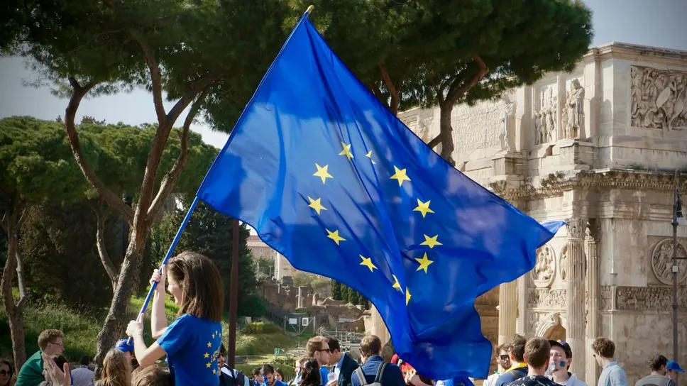 Bandiera dell’Unione europea durante una manifestazione