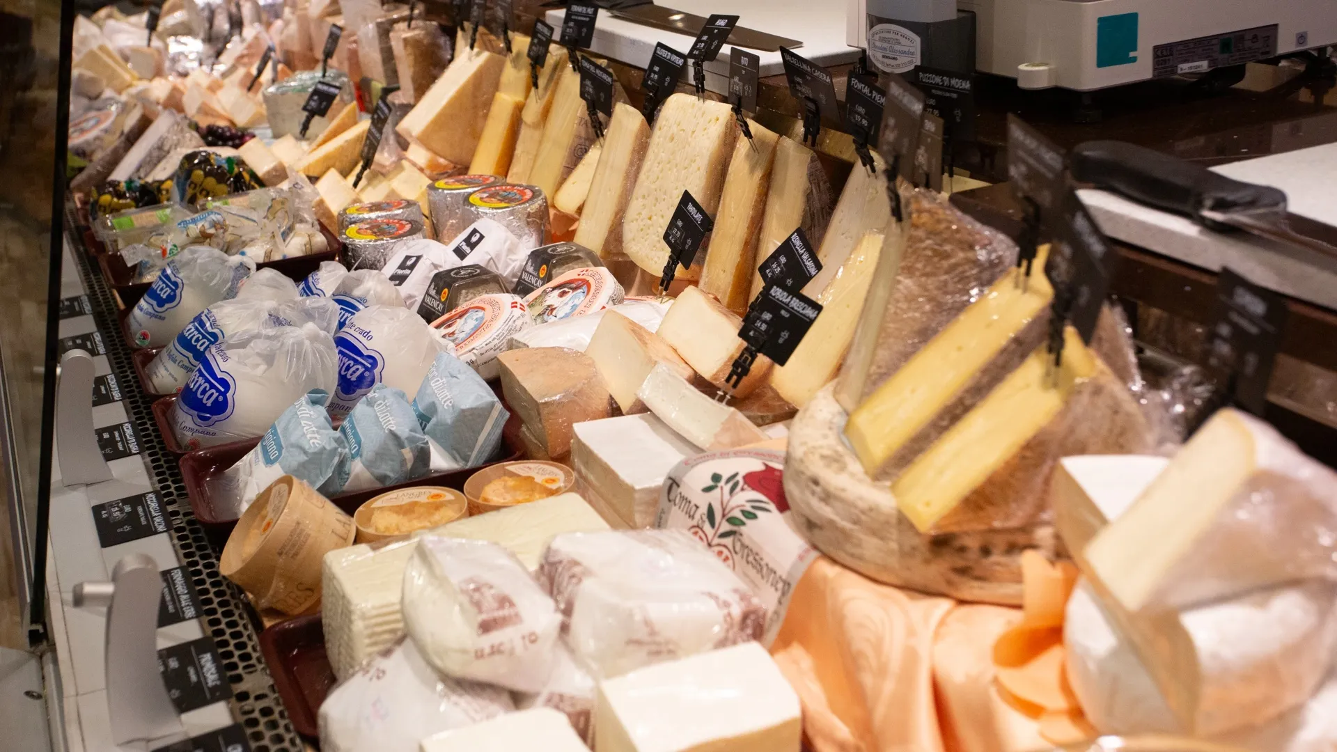 https://storage.ecodibergamo.it/media/photologue/2025/9/17/photos/da-ol-formager-nuova-selezione-di-formaggi-dalpeggio_ce83e620-92d1-11f0-be4a-52bc0314f690_1920_1080.webp