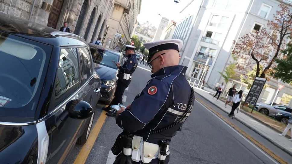 I vecchi blocchetti delle multe sono stati sostituiti da dispositivi e stampanti portatili