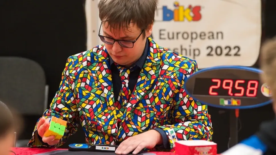 Marco Rota, 29enne di Trescore, è uno degli «speedcuber» italiani Marco Rota, 29enne di Trescore, è uno degli «speedcuber» italiani