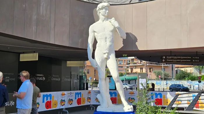 Mattoncini a Bergamo, svelato il David a grandezza naturale costruito con i Lego - Foto e video
