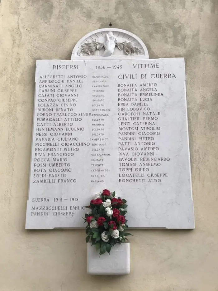 La lapide sulla chiesa