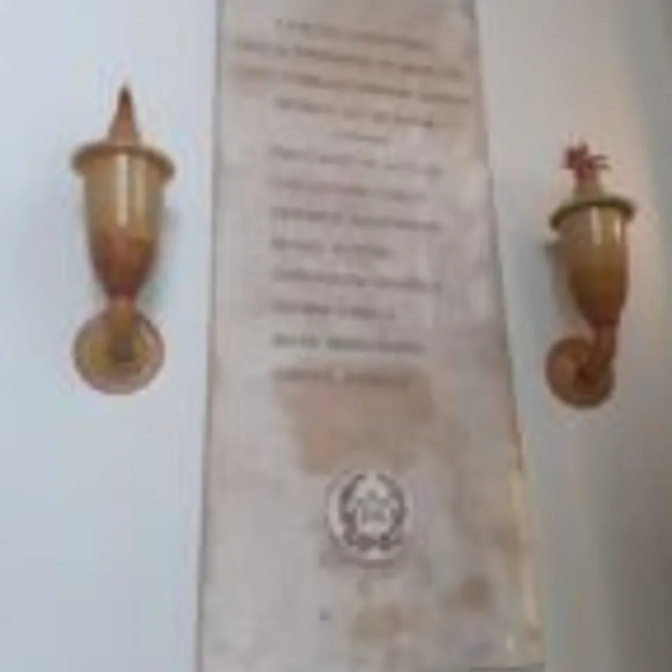 La lapide collocata nel Palazzo delle Poste