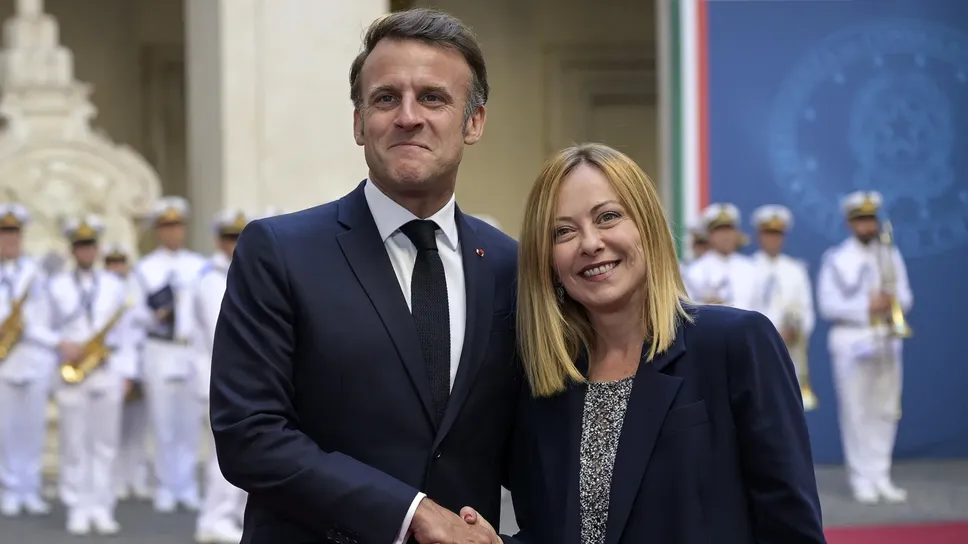 Fra Emmanuel Macron e Giorgia Meloni ricuciture e duelli rinnovati Fra Emmanuel Macron e Giorgia Meloni ricuciture e duelli rinnovati