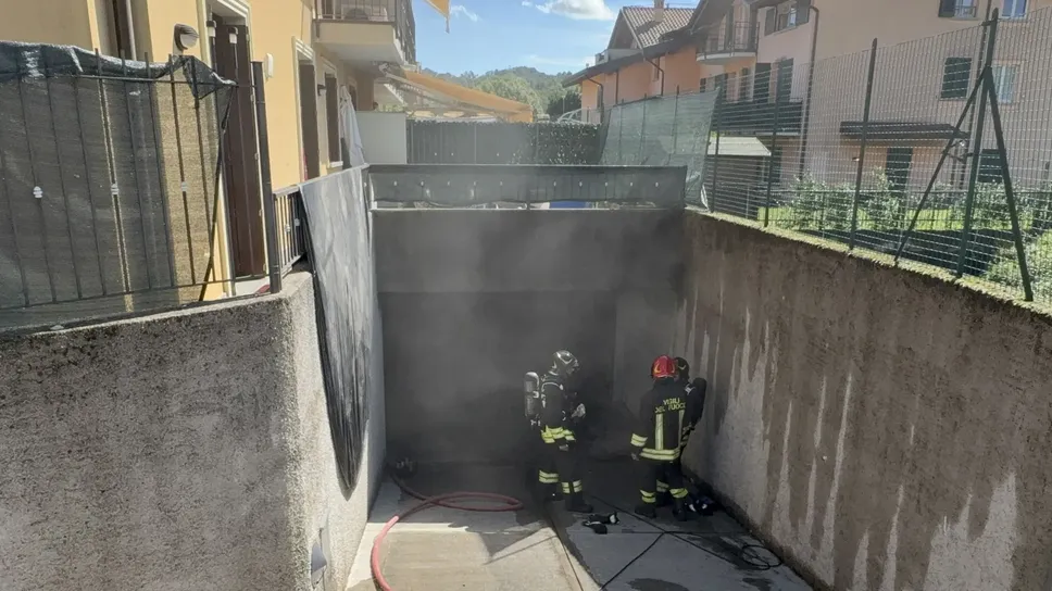 I vigili del fuoco all’ingresso del garage