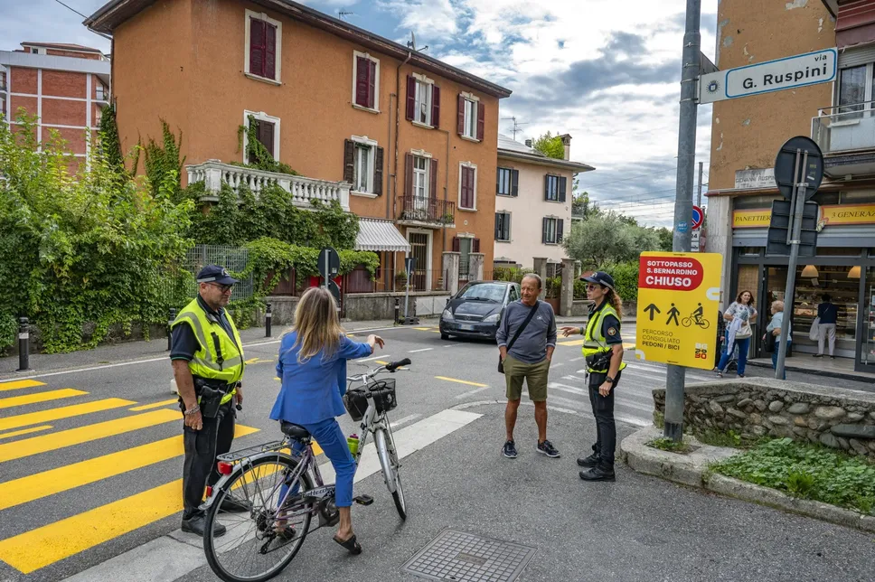 La polizia locale impegnata a regolare la viabilità La polizia locale impegnata a regolare la viabilità